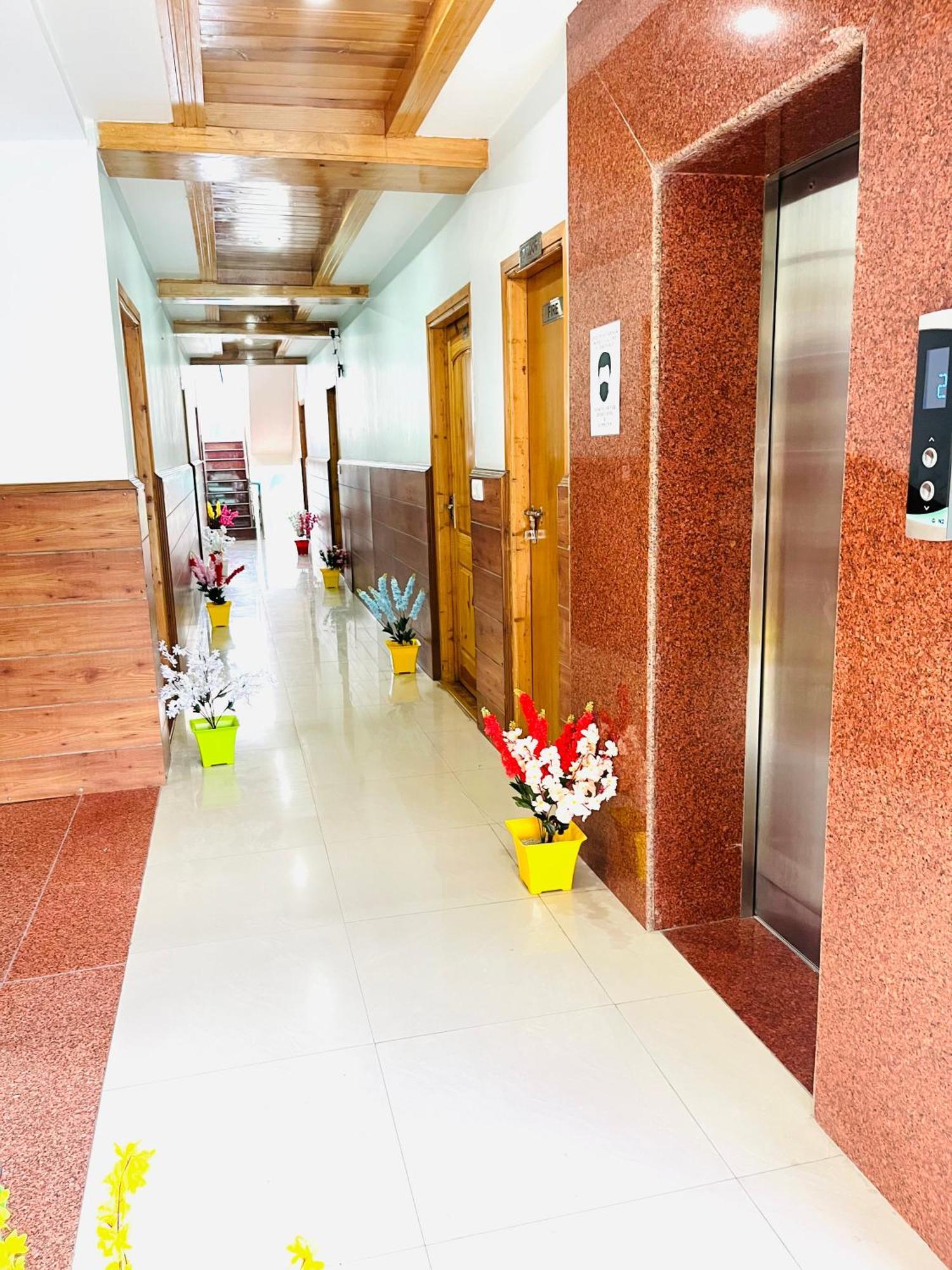 Vista Resort, Manali - ! Near Mall Road !! Hot & Cold Ac Rooms !! Best Selling !! Big Parking !! Luxury Collection !! Open Terrace !! Lift !! Playing Zone !! Property Of The Year ! Luaran gambar