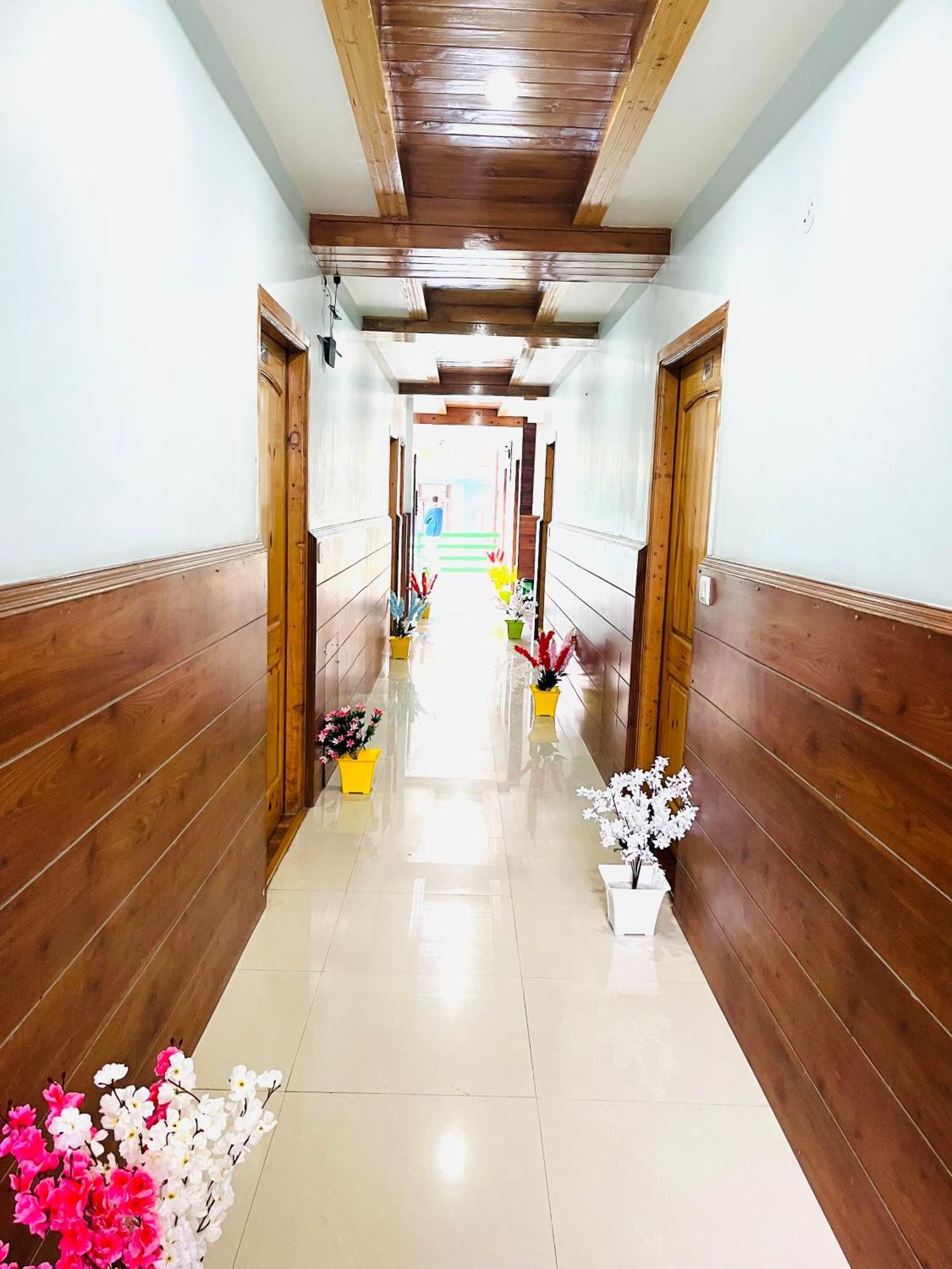 Vista Resort, Manali - ! Near Mall Road !! Hot & Cold Ac Rooms !! Best Selling !! Big Parking !! Luxury Collection !! Open Terrace !! Lift !! Playing Zone !! Property Of The Year ! Luaran gambar